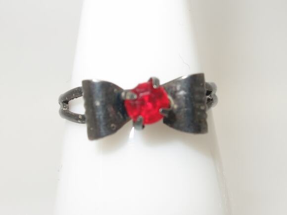 Unbranded Jewelry - Small Adjustable Vintage Ring Red Stone Bow Shape Size 6